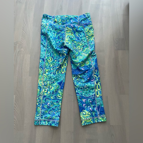 Lilly Pulitzer “Lagoon” Pastel Mermaid Vibes Capri Yoga / Sport Leggings - Picture 4 of 6